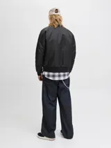 Campera bomber liviana de nylon color negro, con cuello estilo baseball, cierre frontal de doble dirección y puños acanalados.