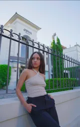 Top color beige con breteles finos cruzados en el frente.