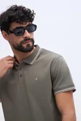 Chomba piqué de manga corta verde militar con cuello y puños tejidos a contratono en tonos claros. Cuenta con cartera de tres botones y pequeño logo bordado en el pecho.