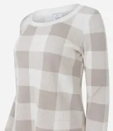Conjunto de pijama de dos piezas confeccionado en tricot liviano. Incluye una remera de manga larga con escote redondo y un pantalón tipo jogger con cintura elástica y puños ajustados. Presenta un estampado de cuadros en tonos beige y blanco.