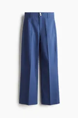 Pantalón de lona de algodón azul, de tiro alto y corte recto, con raya planchada al frente y en la espalda, y cierre con botones metálicos.
