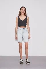 Musculosa corta gris oscuro de algodón con escote en U y terminación ondulada en el ruedo.