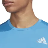 Remera de running Adidas Own The Run para hombre, color celeste con logo y tres tiras blancas en las mangas. Confeccionada con tejido AEROREADY que absorbe la humedad y detalles reflectantes.