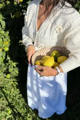 Falda larga de corte amplio y fluido, confeccionada en algodón blanco con doble forro. Presenta una cintura elástica cómoda y un diseño minimalista y versátil.