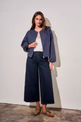 Campera bomber de algodón color azul, con diseño de bordado floral en tono sobre tono, cierre frontal y mangas largas con puños elásticos.