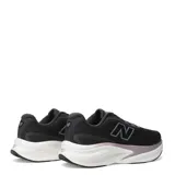 Championes de running New Balance modelo Kaiha, color negro con entresuela blanca y detalles en tono lila suave. Presentan una parte superior de malla transpirable y el logo característico en el lateral.