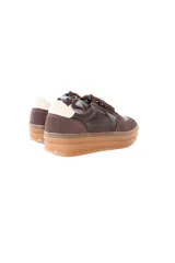 Championes de cuero color marrón oscuro con detalles en gamuza y suela de plataforma color caramelo. Presentan cordones marrones y talón blanco. Diseño clásico y versátil.