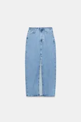 Falda midi de denim con diseño de cinco bolsillos, cierre frontal con cremallera y abertura central en el delantero.