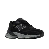 Championes urbanos New Balance modelo 9060, color negro con detalles en gris. Presentan un diseño robusto con tecnología Cordura, combinando materiales de gamuza y malla, con el logo N característico en los laterales y una entresuela esculpida de gran volumen.