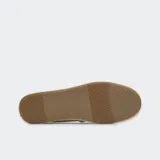 Alpargata Toms color beige con detalles de rayas metálicas, suela de goma y entresuela con envoltura de cuerda natural.