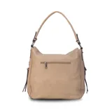 Cartera tipo hobo de cuero sintético color rojo ladrillo, con correa de hombro ajustable. Tiene cierre superior con solapa y broche magnético, bolsillo frontal con cierre, bolsillos laterales con cierre y múltiples bolsillos internos.