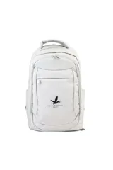 Mochila Santa Barbara Alpine de color gris, con compartimento principal y bolsillo frontal con cierre, además de bolsillos laterales. Cuenta con un asa superior acolchada y el logo de la marca estampado en el frente.