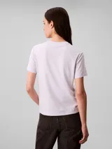 Remera de algodón regenerativo color lila, de corte clásico y manga corta, con cuello redondo y el logo de Calvin Klein Jeans estampado en el pecho.