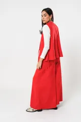 Chaleco rojo sin mangas con escote en V y lazos para anudar.