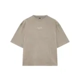Remera de corte oversize color beige, con estampa gráfica en la espalda que incluye el logo HC y detalles tipográficos en color crema.