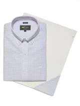 Camisa de hombre a cuadros blancos, celestes y rojos, de corte regular, manga larga y cuello americano abotonado.