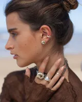 Aros abridores dorados de diseño amorfo y orgánico, hechos a mano en metal noble, con pernos y cierres de plata 925. Se venden en par con piezas asimétricas de distinto tamaño.