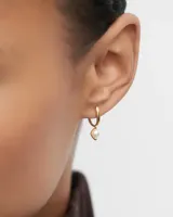 Aros pequeños dorados con colgante de perla cultivada de agua dulce.