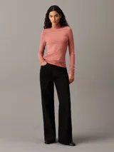 Top entallado de modal elástico con estructura de canalé, cuello Perkins y mangas largas.