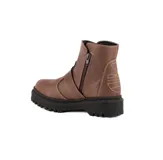 Bota de caña baja color marrón, de cuero encerado con suela negra gruesa dentada. Posee cierre lateral, costuras visibles y una tira ajustable con hebilla metálica y ojales en el lateral externo.