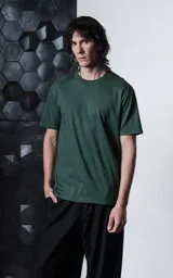 Remera de manga corta y cuello redondo, con calce regular y detalle de recorte en la espalda. Confeccionada en algodón premium de tacto suave.