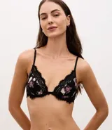 Soutien media taza de microfibra negra con estampa floral y detalles de encaje en los bordes. Posee aros para mayor soporte y breteles finos ajustables.