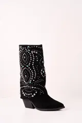 Bota texana corta de gamuza sintética color negro, con taco cuadrado y punta fina. Decorada con apliques de strass plateados y turquesas.