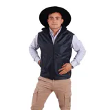 Chaleco negro de microfibra impermeable con interior de polar y cierre frontal.