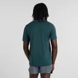 Remera deportiva New Balance de manga corta, confeccionada en tejido técnico con tecnología de secado rápido NB ICEx. Presenta un diseño liso en color verde oscuro con el logo de la marca estampado en el pecho.