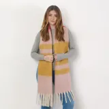 Bufanda rectangular de acrílico con diseño color block en tonos rosa y amarillo, con flecos en los extremos.