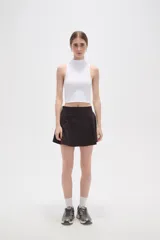 Falda mini de corte evasé, color negro, con cintura alta y diseño liso.