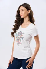 Remera beige de manga corta con cuello redondo, confeccionada en algodón con un diseño delantero que combina estampa floral y detalles bordados.