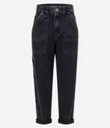 Pantalón de jeans estilo mom, tiro alto, color celeste claro lavado. Presenta bolsillos delanteros tipo carpinteiro con costuras marcadas y puños doblados en el bajo.