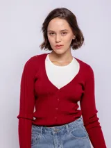 Cardigan de punto acanalado color bordó, con escote en V, cierre frontal con botones a tono y mangas largas.
