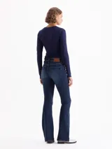 Jean oxford azul de tiro medio/alto, confeccionado en denim elastizado. Se ajusta en cadera y muslos, abriéndose suavemente hacia el ruedo. Presenta una costura tipo nervadura en la pierna delantera.