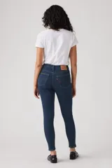 Jean skinny de tiro alto color azul oscuro, con cierre de botón y cremallera, y bolsillos delanteros y traseros.