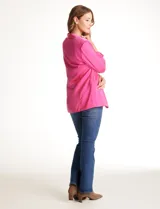 Blazer de satén marca Dictionary, con cuello de solapa, bolsillos frontales simulados y forro interno a tono.