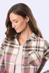 Camisa de viyela a cuadros en tonos rosado, beige y gris, de manga larga, con cuello camisero, cierre frontal de botones y un bolsillo aplicado en el pecho.