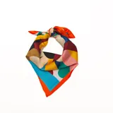Pañuelo de seda estampado con diseño geométrico y bloques de color en tonos naranja, amarillo, azul, verde y rosado.