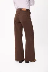 Jean de corte wide leg en color marrón chocolate, con tiro medio y cierre frontal con botón y cremallera. Presenta un diseño de cinco bolsillos y costuras visibles.