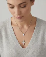 Rosario de plata 925 con cadena de eslabones tipo bolita, medalla de la Virgen Milagrosa y dije de cruz pavé con circonias.
