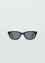 Gafas de sol Levanzo con montura de pasta negra de diseño ovalado y lentes oscuras.