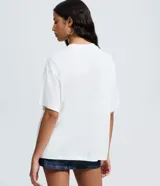 Remera de algodón con corte boxy, cuello redondo y mangas cortas. Presenta una estampa frontal de la cantante Lisa con tonos rosados.