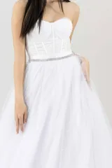 Vestido blanco de tul con lunares bordados, corte corset y falda amplia.