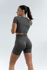 Short deportivo color borgoña, de tiro alto y corte ajustado, con textura acanalada y frunce en la parte trasera.