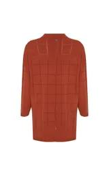 Camisa de punto de algodón color terracota con diseño a cuadros texturizados, cuello solapa, cierre frontal de botones y mangas cortas.