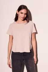 Remera color beige de algodón peinado, de corte recto, con cuello redondo y detalle de strass.