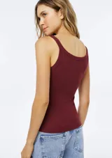 Musculosa blanca de ajuste slim, confeccionada en tejido de canalé con escote redondo y tirantes anchos.
