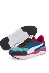 Championes deportivos Puma modelo R78 Voyage, con diseño multicolor que combina celeste, azul, negro, fucsia y blanco, con la franja característica de la marca en el lateral.
