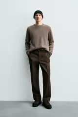 Jersey de punto canalé con cuello redondo y manga larga, confeccionado en hilatura de cashmere. Presenta un corte regular fit con acabados en rib en puños y bajo.